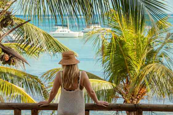 Kvinna står på en balkong på Mauritius