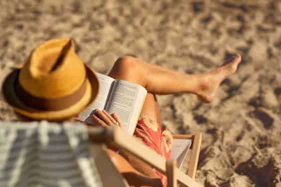 Man läser bok på strand