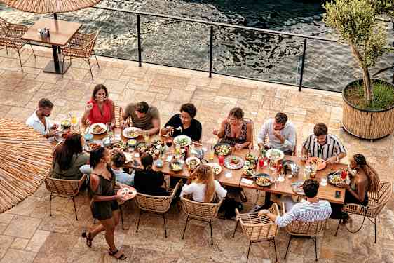 Ett stört sällskap ätger middag vid på en restaurang