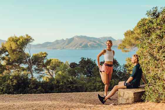 Kvinna och man i naturen på Mallorca