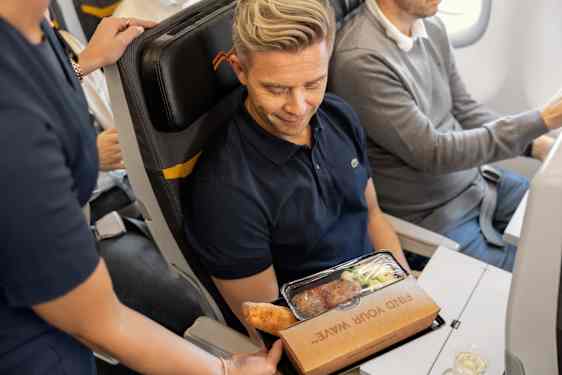 Flygpersonal serverar kaffe