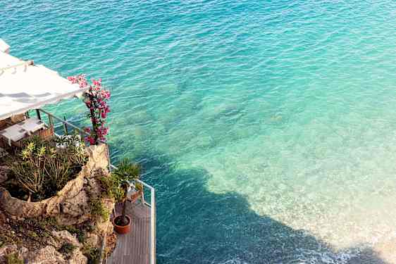 Klart vatten utanför en restaurang