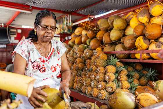 Färsk frukt i massor: mango, passionsfrukt, kokosnöt och ananas. Till frukost, lunch och middag.