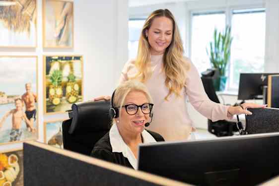 Kvinna på kontor med headset