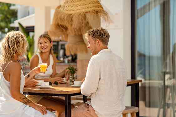 Vänner sitter på en restaurang