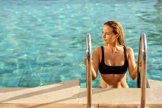 Kvinna i pool