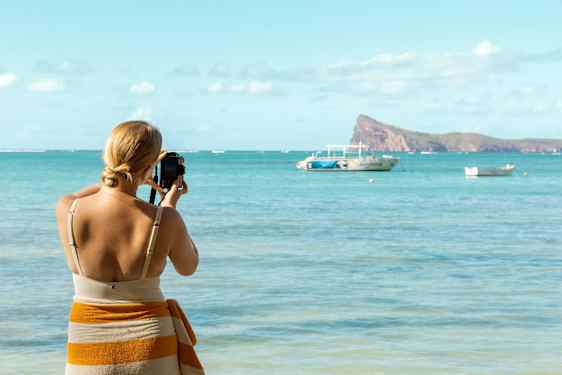 Kvinna tar bild på Mauritius