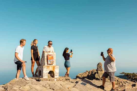 Ett sällskap tar kort från en utkiksplats