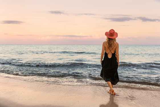 Kvinna på en strand