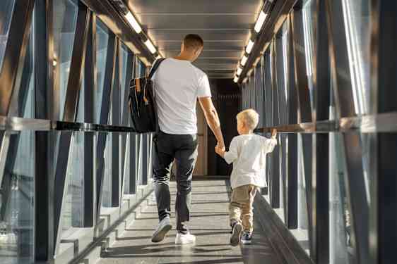 Pappa och son går i en gate