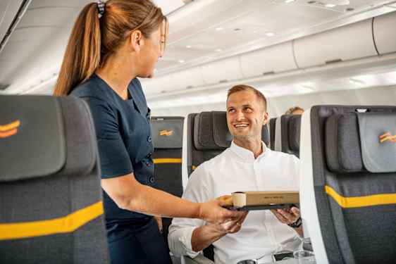 Man får mat ombord sunclass airlines