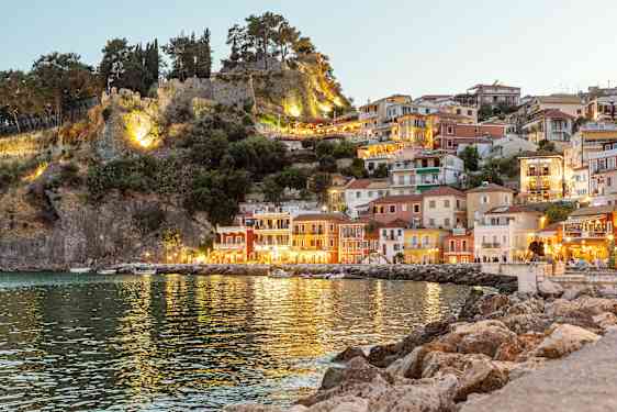 Parga stad i skymning