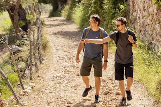 Två personer vandrar