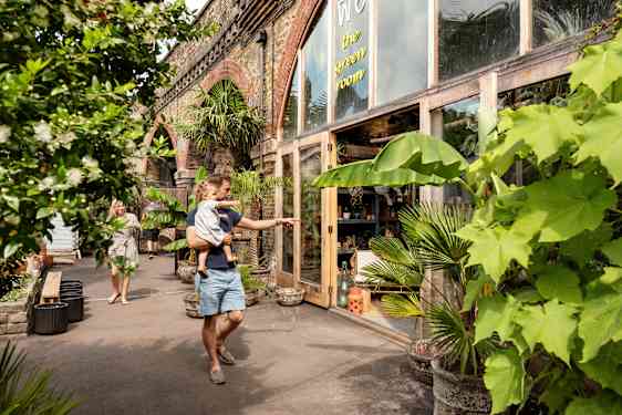 Familj i lummigt område