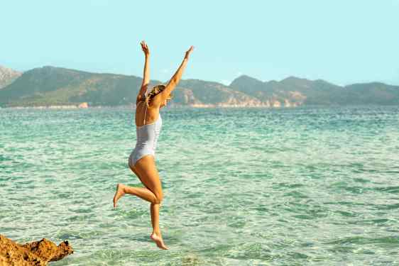 Kvinna hoppar i vattnet