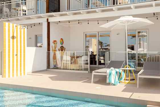 Hotellrum med pool