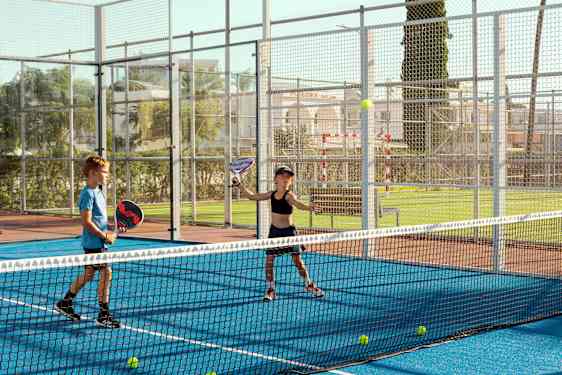 Barn spelar tennis