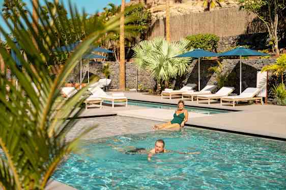 Kvinna och man i pool