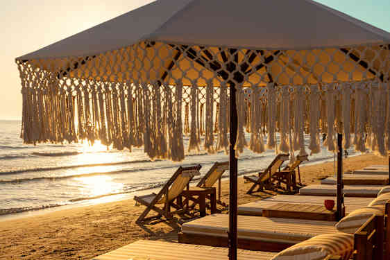 Solstolar på strand i Antalya