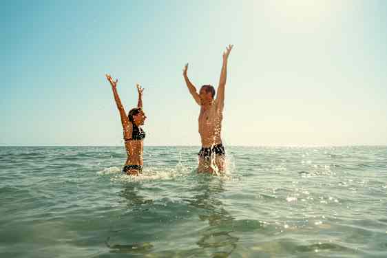 Par hoppar upp ur vattnet