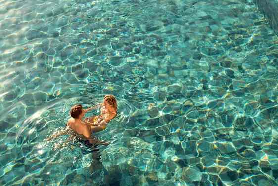 Par badar i en pool
