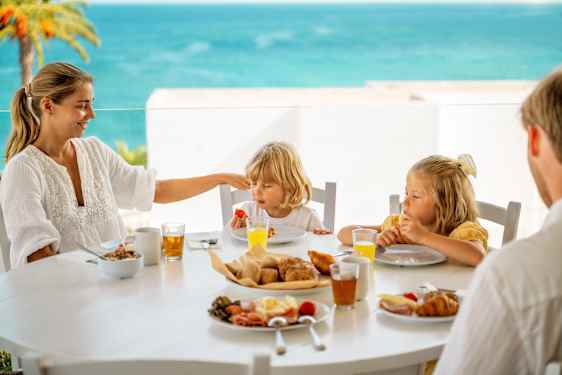 Familj vid pool