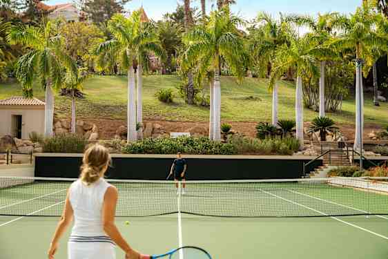 Kvinna spelar tennis