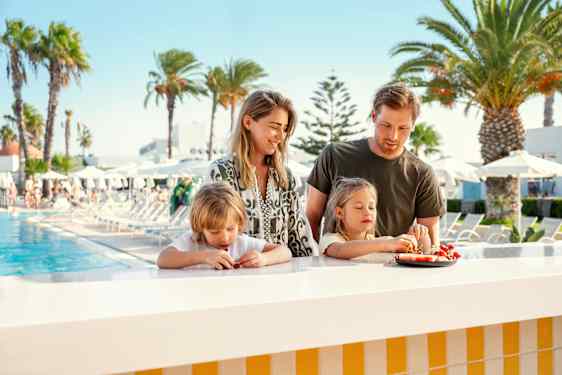 Familj vid pool