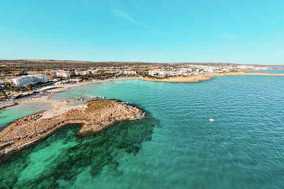 Utsikten från Nissi Beach på Cypern