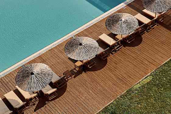 Pool med parasoll på ett hotell i Bulgarien