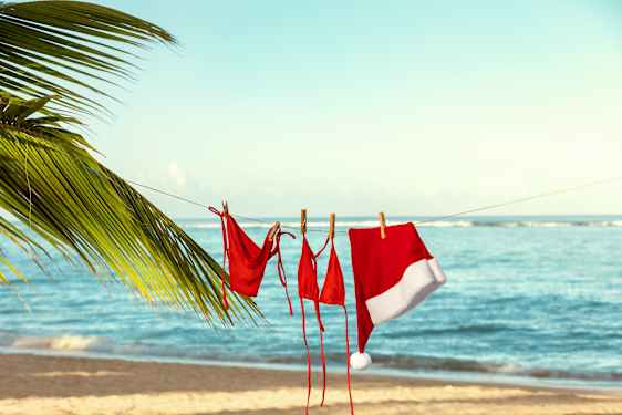 Röd bikini och tomteluva på tvättlina på strand
