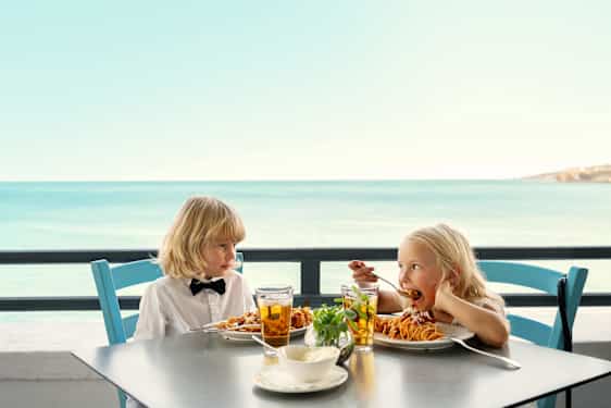 Barn äter mat på restaurang