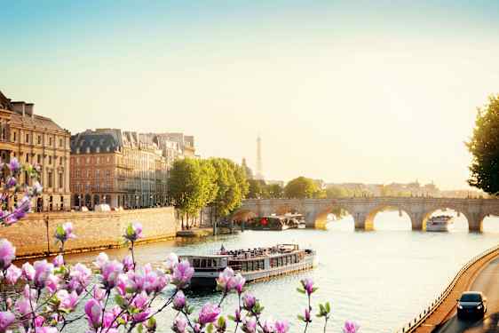 Floden Seine och Eiffeltornet i Paris