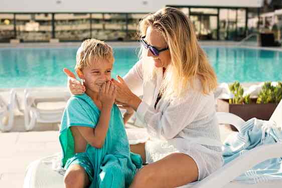 Mamma och son vid en pool