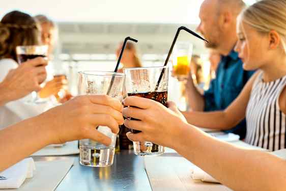 Familj skålar i glas