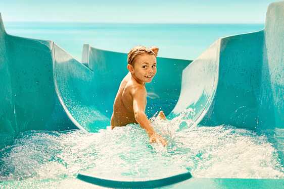 En pojke i en vattenrutschbana.