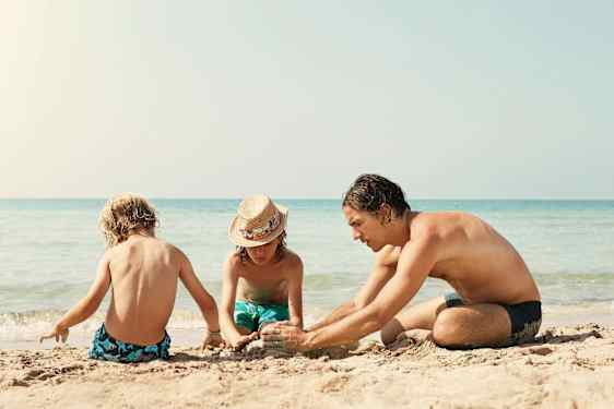 Familj på stranden på Cypern