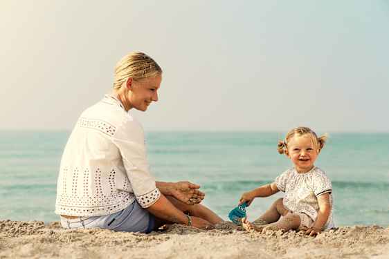 Mamma och dotter på Sunwing Sandy Bay Beach