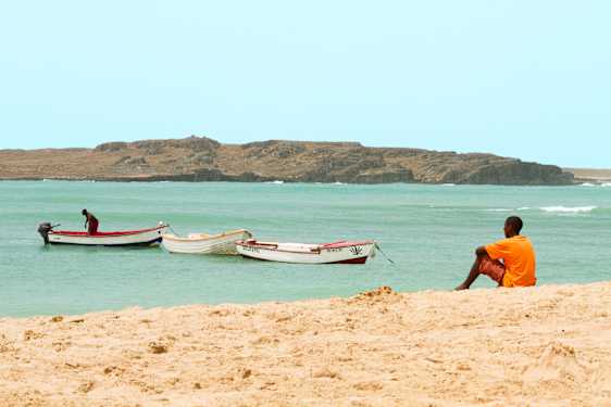 Pojke på strand på kap verde