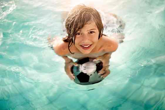 Pojke badar i en pool