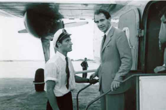 Kapten och gäst vid flygplan 50-talet