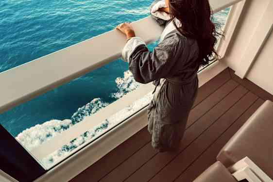 Kvinna på Balkon på Celebrity Cruises