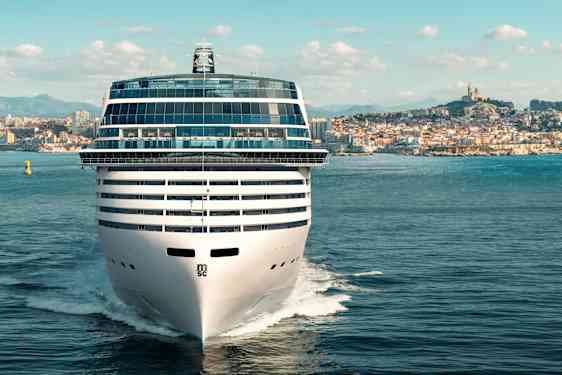 MSC fartyg lamnar Neapel