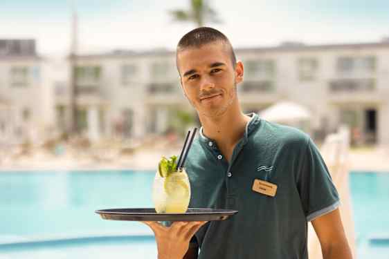 Servitör serverar en drink