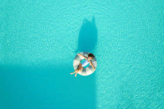 Kvinna badar i pool
