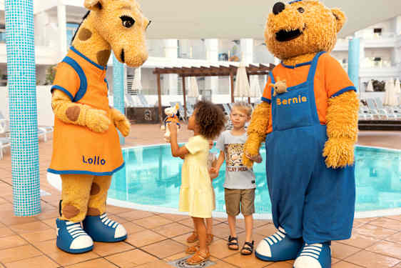 Lollo & Bernie vid en pool