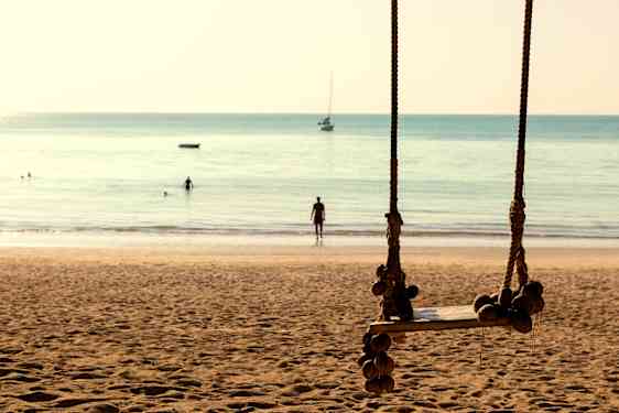 Kvinna går mot vattnet