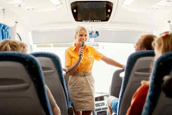 Guide håller transfer i en buss