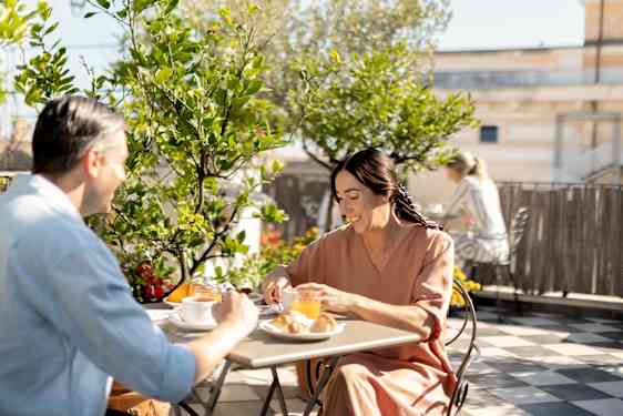 Par äter på en restaurang