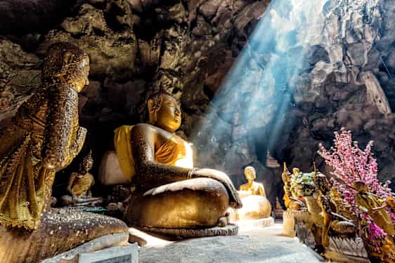 Statyer i Dambulla cave temple på Sri Lanka